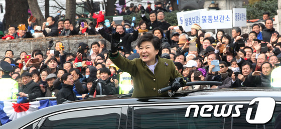 국군의 날 미스코리아, 그리고 꽃목걸이