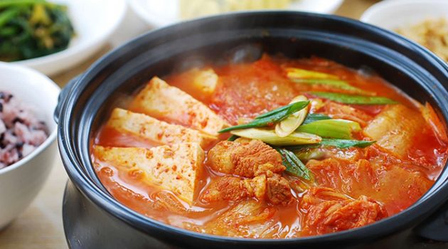 엄마를 이해할 수 없어서 먹는 김치찌개