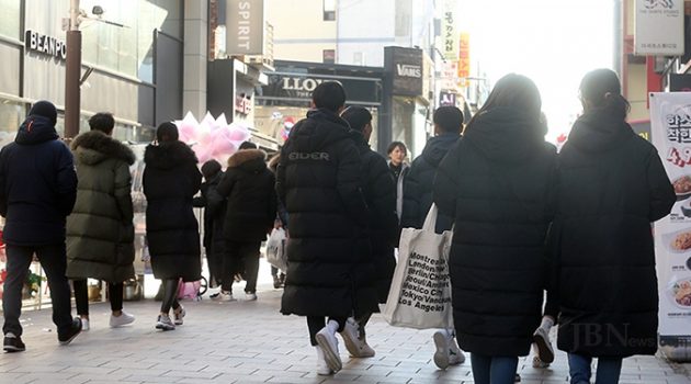왜 학생들은 검은색 롱패딩만 입을까?