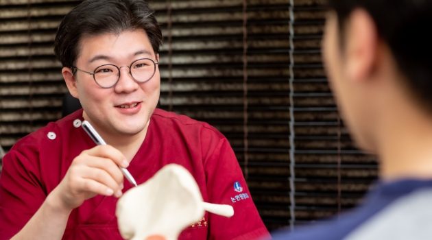 정형외과 전문의가 말하는 사무직이 아플 수밖에 없는 이유와 대처법 : 논현정형외과 김도연 원장님 인터뷰
