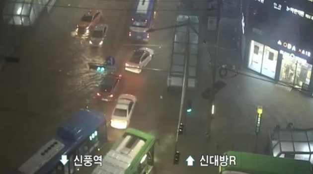 차가 침수될 위험이 있다면, 최소한으로만 가속하세요